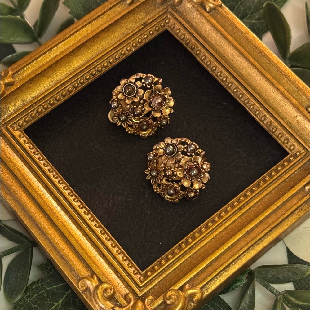 VTG Gorgeous Brassy Gold Floral Cluster w/ Grey Pearls Earrings - Picture 15 of 16